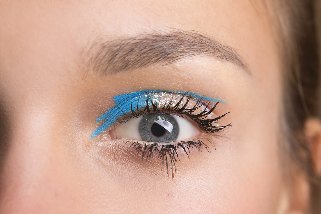 Kolorowy makijaż dla niebieskich oczu - pokaz Talbot Runhof