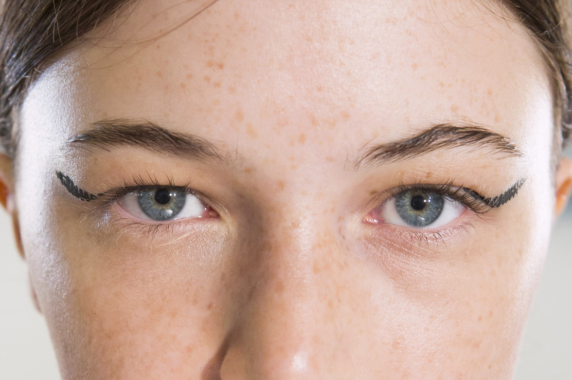 Makijaż dla niebieskich oczu z eyelinerem - pokaz Lanvin