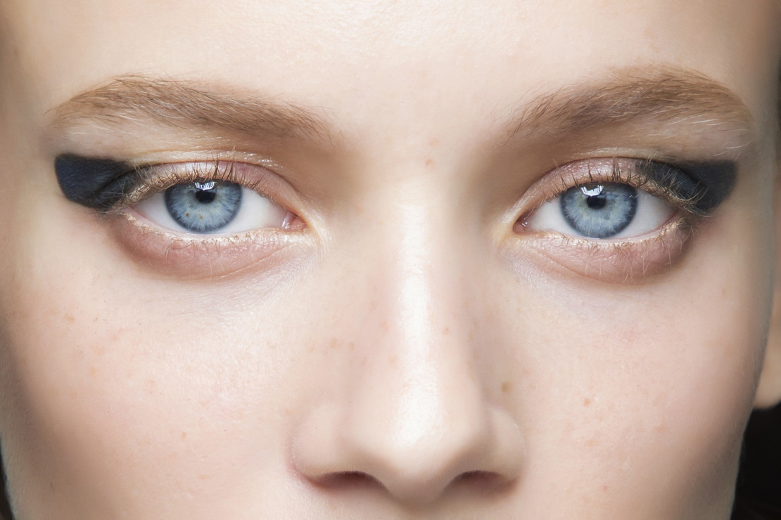 Nietypowy makijaż dla niebieskich oczu od Jasona Wu