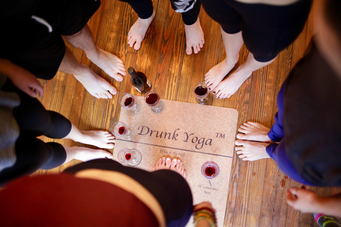 W trakcie drunk yoga uczestnicy sięgają po kieliszek wina na sygnał prowadzącej.