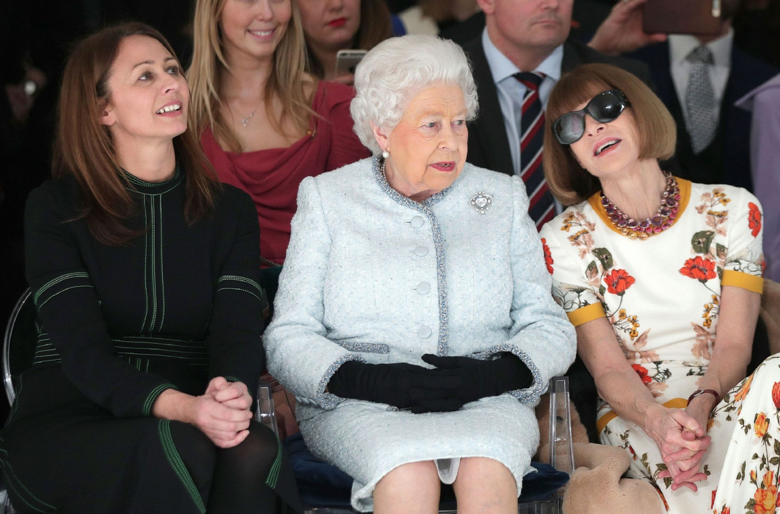 Królowa Elżbieta II na pokazie Richarda Quinna siedziała między szefową Brytyjskiej Izby Mody  Caroline Rush i Anną Wintour.