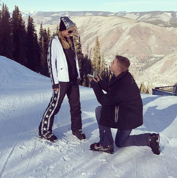 Paris Hilton przyjęła oświadczyny od Chrisa Zylki w grudniu, podczas ich wspólnego wyjazdu na narty!
