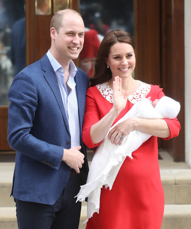 Księżna Kate i książę William kilka godzin po porodzie pokazali światu trzecie Royal Baby.
