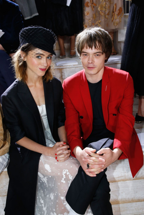 Charlie Heaton i Natalia Dyer, którzy tworzą parę nie tylko w serialu „Stranger Things”, pojawili się jako goście na pokazie Dior Cruise 2019.