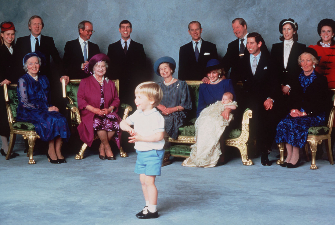 Na tej samej kanapie siedziała księżna Diana, trzymająca ochrzczonego księcia Harry'ego