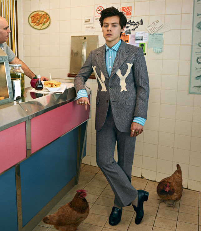 Harry Styles dla Gucci zapozował w kultowym barze serwującym fish & chips.