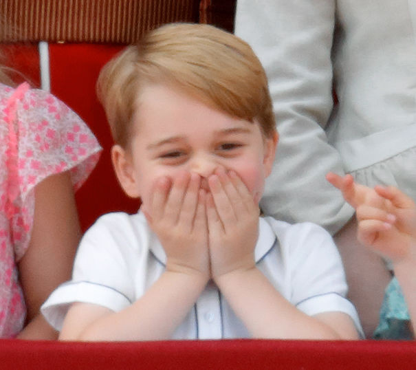 Książę George i jego słodkie minki na balkonie Pałacu Buckingham podczas parady Trooping the Colour 2018