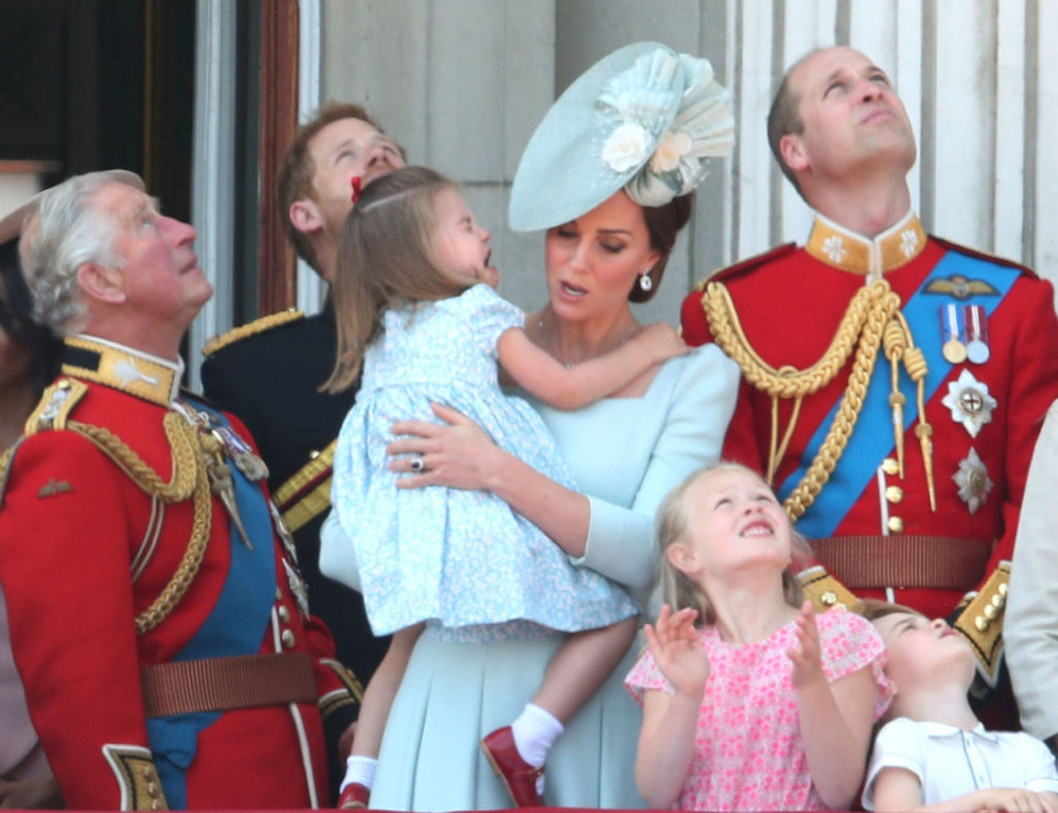Księżniczka Charlotte na balkonie Pałacu Buckingham podczas parady Trooping the Colour 2018