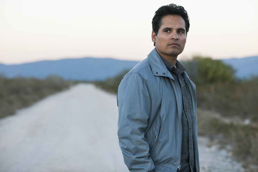 Michael Peña jako agent DEA, Kiki Camarena, w serialu „Narcos: Mexico”