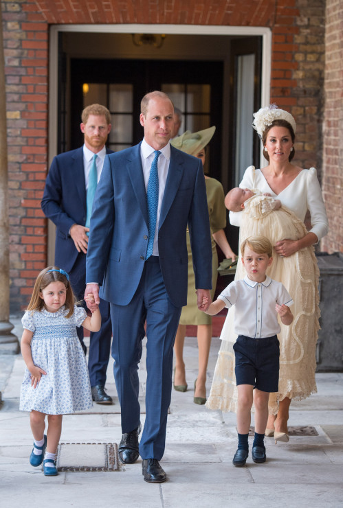 Rodzice księcia Louisa, czyli książę William i księżna Kate. Za nimi książę Harry i Meghan Markle.
