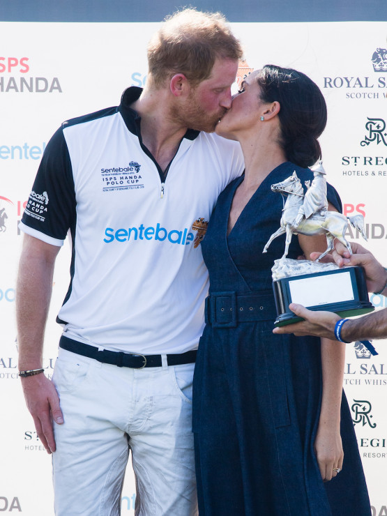 Książę Harry i Meghan Markle pocałowali się na meczu polowym