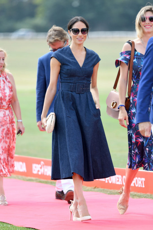 Księżna Sussex też jest fanką denimu! W sukience od Caroliny Herrery pojawiła się na meczu polo.