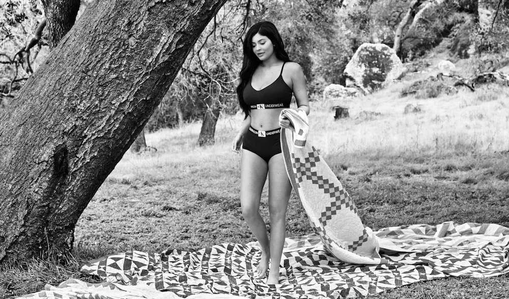 Kylie Jenner zaledwie miesiąc po urodzeniu Stormi w drugiej odsłonie kampanii Calvin Klein