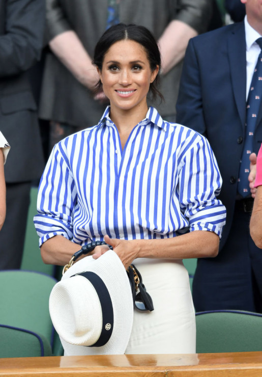 Pasiasta koszula i białe spodnie z wysokim stanem od Ralpha Laurena to nasz ulubiony look Meghan, jako księżnej Sussex. To połączenie idealnie dopełniła kapeluszem i okularami, stając się najlepiej ubraną na trybunach tegorocznego Wimbledonu.
