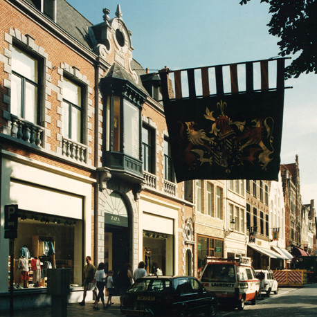 Dynamiczny rozwój postepuje - w 1994 r. otwarto kolejne sklepy Zara, tym razem w Szwecji i Belgii.