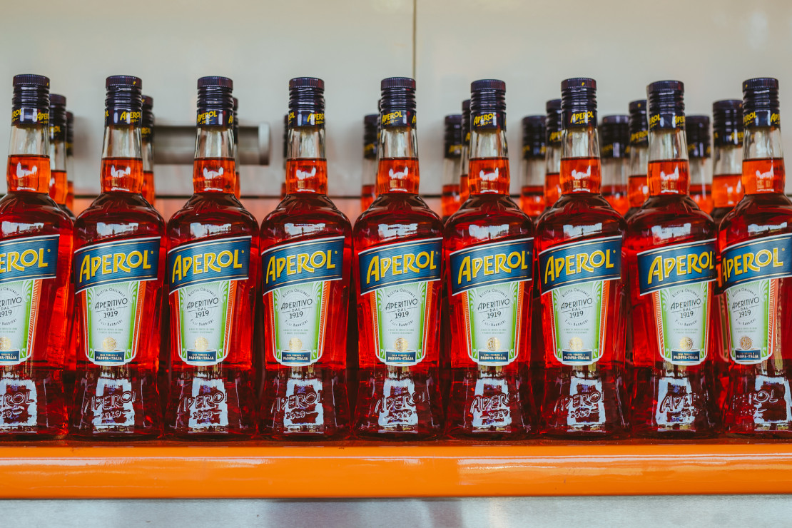 Aperol Spritz to jeden z najpopularniejszych drinków serwowanych w porze aperitivo.