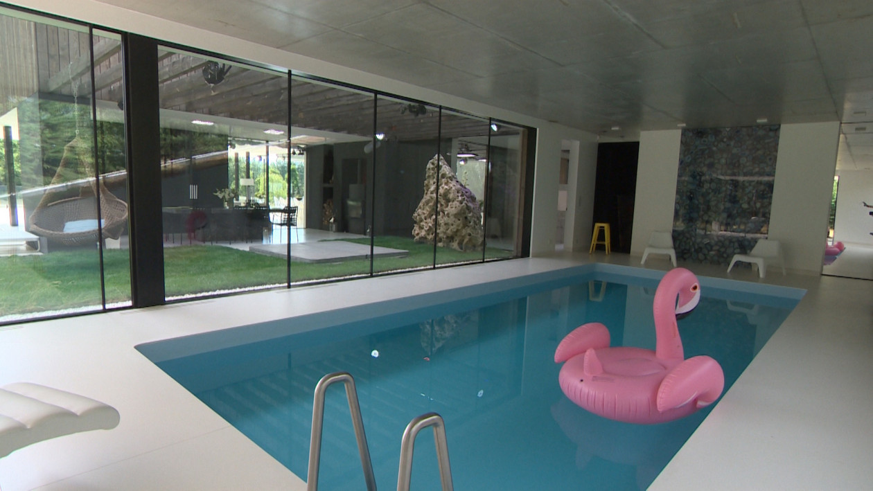 Dom Top Model 7 - zakryty basen w domu modelek. Jest jeszcze jeden, ale na zwenątrz.