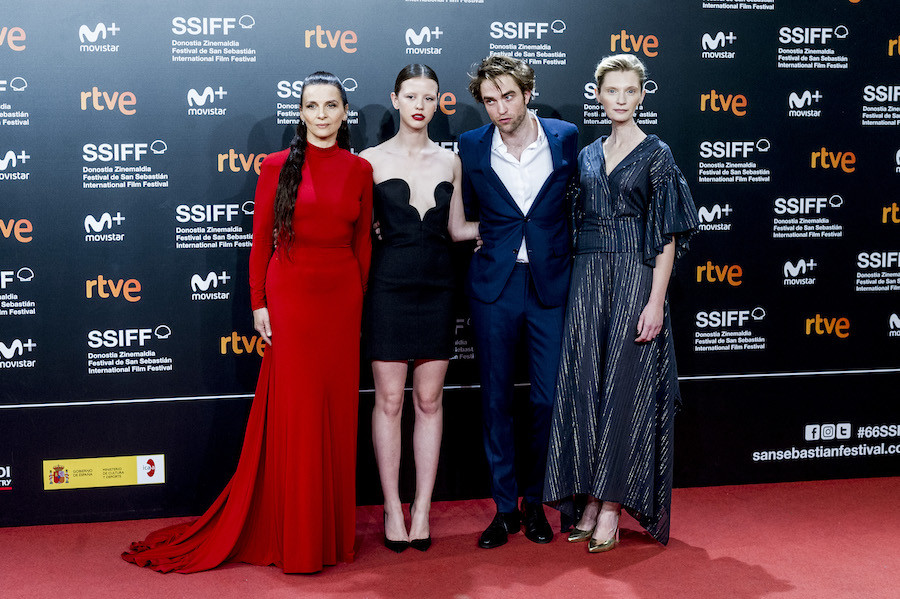 Juliette Binoche, Mia Goth, Robert Pattinson i Agata Buzek na uroczystej premierze „High Life”. Polska aktorka ma na sobie kreację duetu MMC.