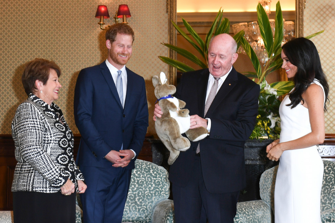 Gubernator Generalny Australii Peter Cosgrove z małżonką, sami zaskoczeni nieoczekiwaną wiadomością o ciąży Meghan Markle, podarowali przyszłej mamie pierwszy prezent dla mającego przyjść na świat wiosną przyszłego roku maleństwa.