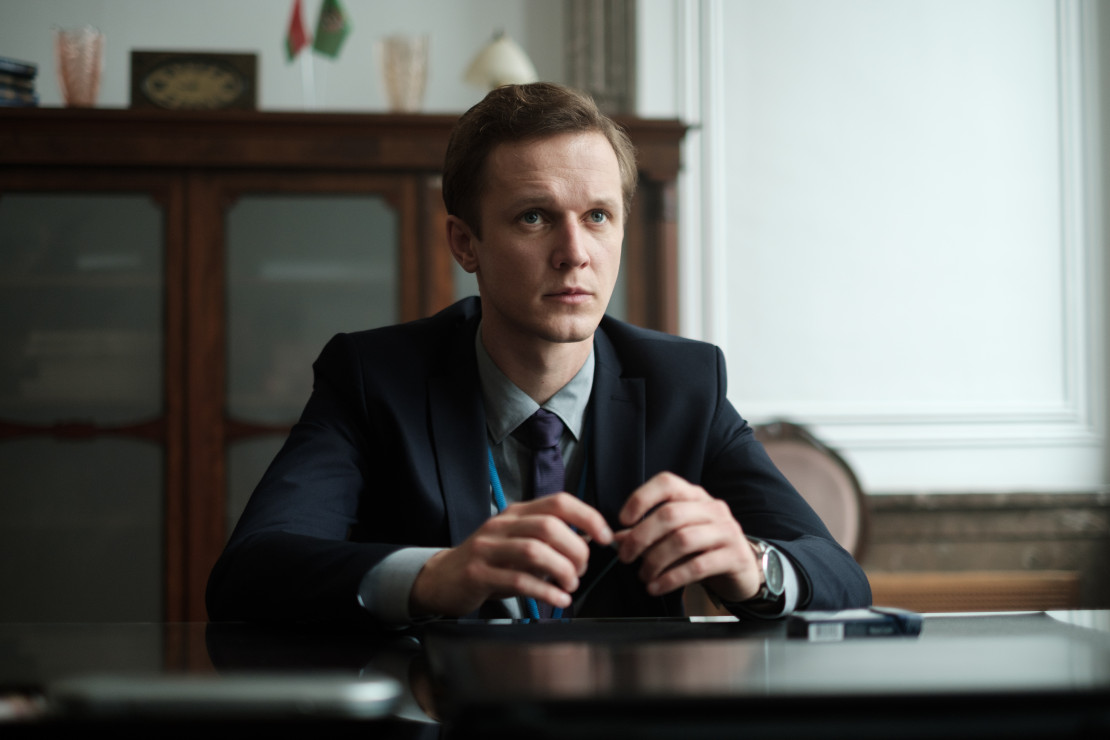 W serialu „Nielegalni” Filip Pławiak wciela się w postać Travisa, polskiego nielegała w strukturach białoruskiego KGB.