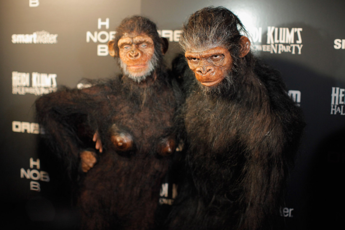 Heidi Klum i Seal na Halloween 2012 przebrani za małpy.