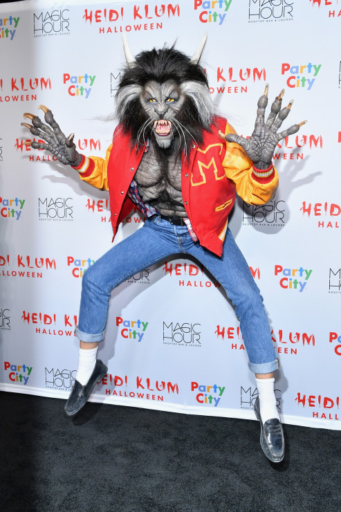 Heidi Klum na Halloween 2017 w przebraniu wilkołaka z teledysku „Thriller” Michaela Jacksona.