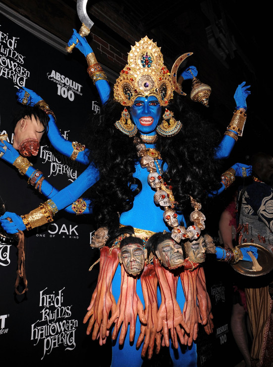 Hinduska bogini Kali, czyli przebranie Heidi Klum na Halloween 2008. Od tego momentu zaczynają się najlepsze kostiumy modelki!