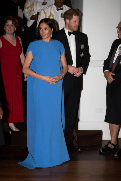 Meghan Markle w niebieskiej sukience projektu brytyjskiego brandu SAFiYAA w trakcie wizyty u prezydenta Fidżi.
