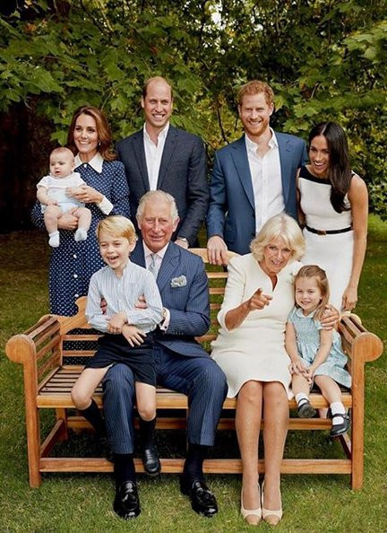 Portrety rodziny królewskiej powstają na szczególne okazje. Tym razem taką była 70. rocznica urodzin księcia Karola. Na wspólnym zdjęciu obok jubilata z żoną, czyli księżną Kornwalii Camillą Parker Bowles znajdują się także książę Harry z Meghan Markle or