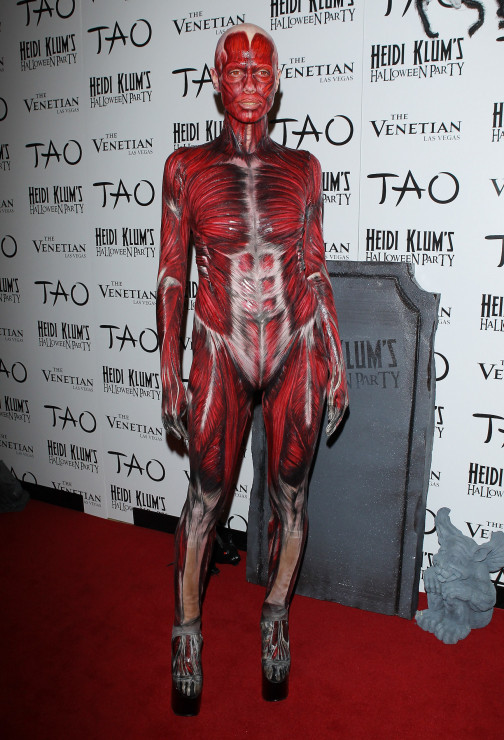 To jedno z najbardziej imponujących przebrań Heidi Klum! Modelka jako „ciało” na Halloween 2011.