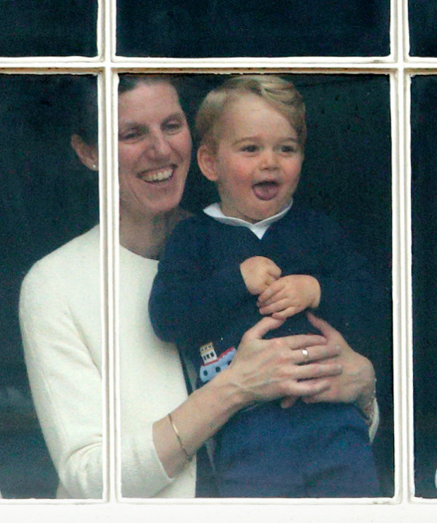 To właśnie Maria Borrallo przytrzymywała księcia George’a w oknie Pałacu Buckingham w czasie Trooping the Colour 2015 umożliwiając jego sfotografowanie.