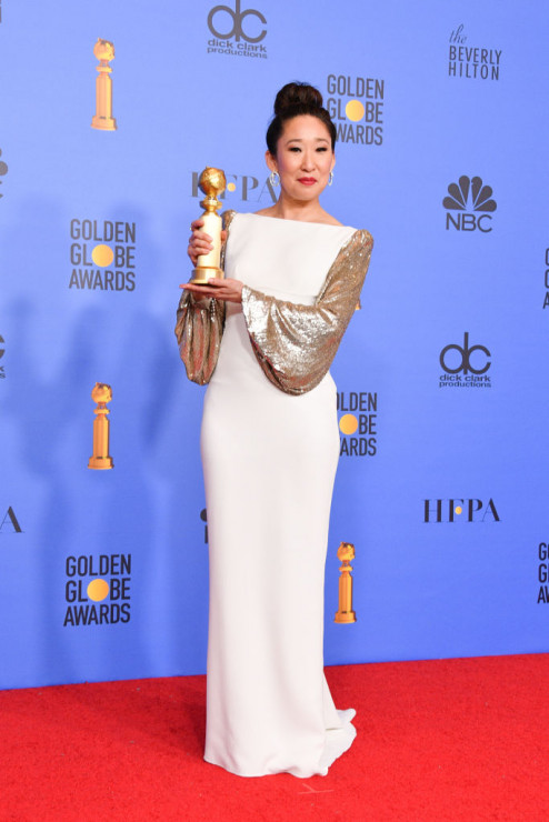 Sandra Oh odebrała statuetkę Złotego Globa za rolę w serialu „Obsesja Eve”  sukience Stelli McCartney.