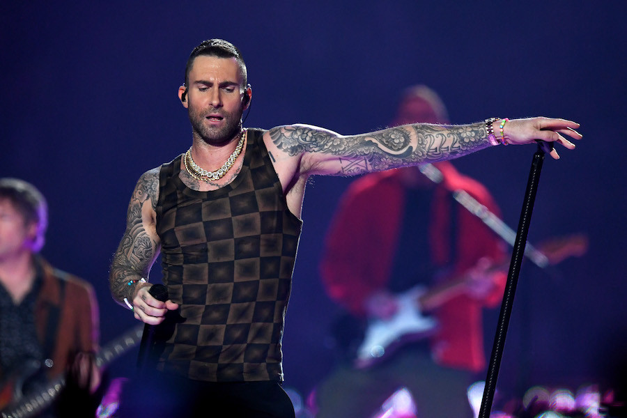Adam Levine podczas występu Maroon 5 na Super Bowl 2019.