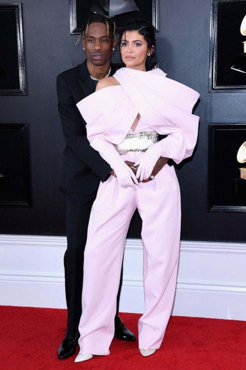 Przytuleni Travis Scott i Kylie Jenner na czerwonym dywanie Grammy 2019
