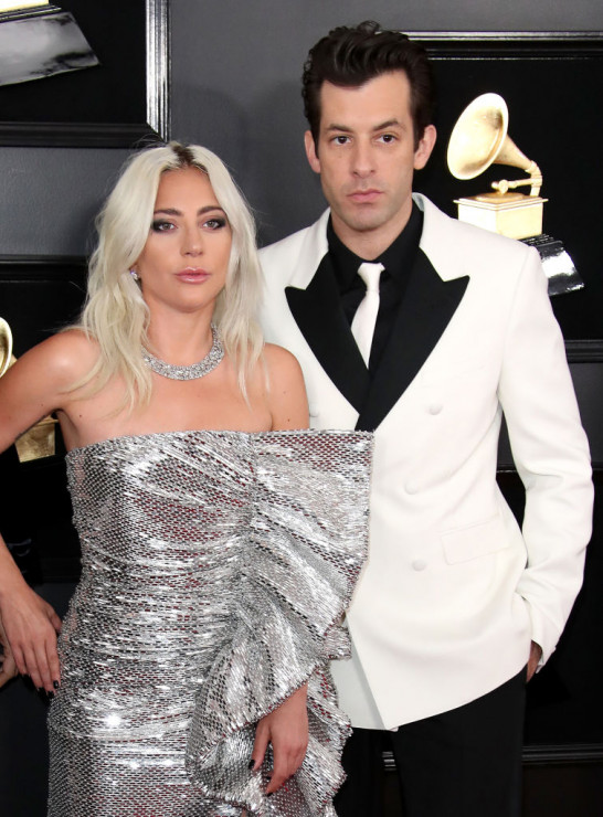 Lady Gaga nie pojawiła się z Christianem Carino na 61. gali rozdania nagród Grammy, gdzie odebrała trzy statuetki. Pozowała chętnie do zdjęć m.in. z Markiem Ronsonem i niestety faktycznie - trudno było dopatrzyć się u niej pierścionka zaręczynowego.