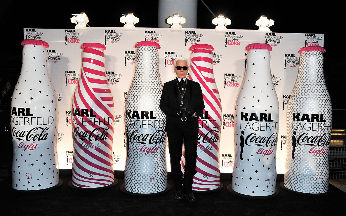 Karl Lagerfeld dwukrotnie (w 2001, a następnie w 2011 roku) zaprojektował limitowaną edycję butelek Coca-Coli Light. Sam jednak wolał Pepsi - była to jego jedyna używka, gdyż projektant stronił zarówno od papierosów, jak i alkoholu.