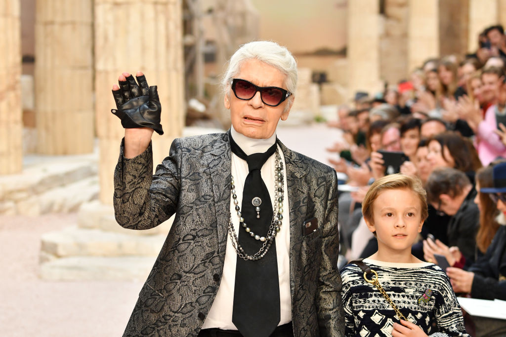 Na pewno kojarzycie chłopca, z którym Karl Lagerfeld pojawiał się podczas swoich pokazów. To chrześniak projektanta, Hudson Kroening.