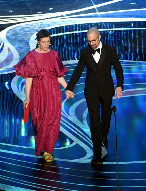 Frances McDormand podczas gali Oscarów 2019 razem z Samem Rockwellem wręczyła statuetkę Olivii Colman, za najlepszą rolę pierwszoplanową.