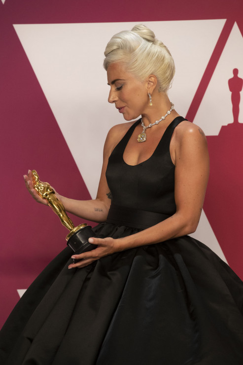 Lady Gaga statuetkę Oscara 2019 za piosenkę „Shallow” z filmu „Narodziny gwiazdy” odebrała w kreacji Alexander McQueen.