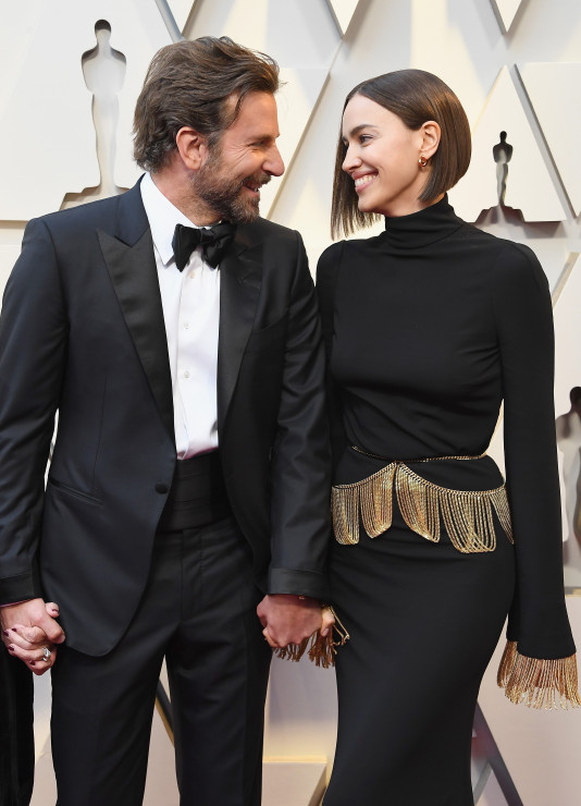 Miłość kwitnie! Bradley Cooper na Oscarach 2019 pojawił się z Iriną Shayk, czym zdementował plotki o romansie z Lady Gagą.