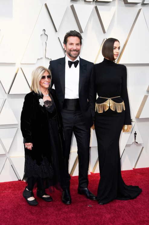 Oscary 2019: Bradley Cooper w garniturze Toma Forda z mamą i z Iriną Shayk (Burberry)