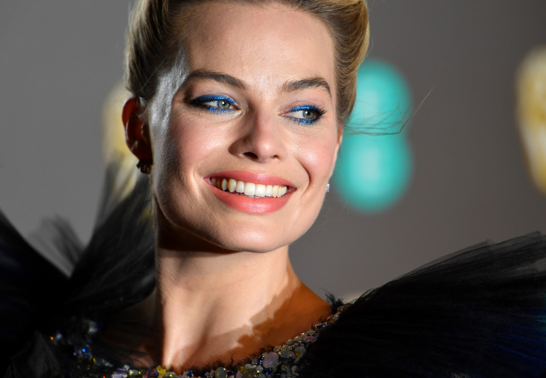Margot Robbie na rozdaniu nagród BAFTA 2019 w makijażu i kreacji Chanel.
