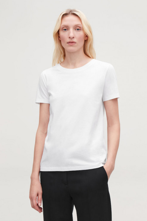 Biały t-shirt COS, ok. 70 zł
