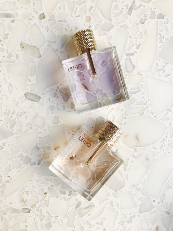 LIU JO Eau de Parfum to pierwszy zapach marki (delikatnie fioletowy), kontynuacją tej linii zapachowej jest Scent of LIU JO (delikatnie różowy).