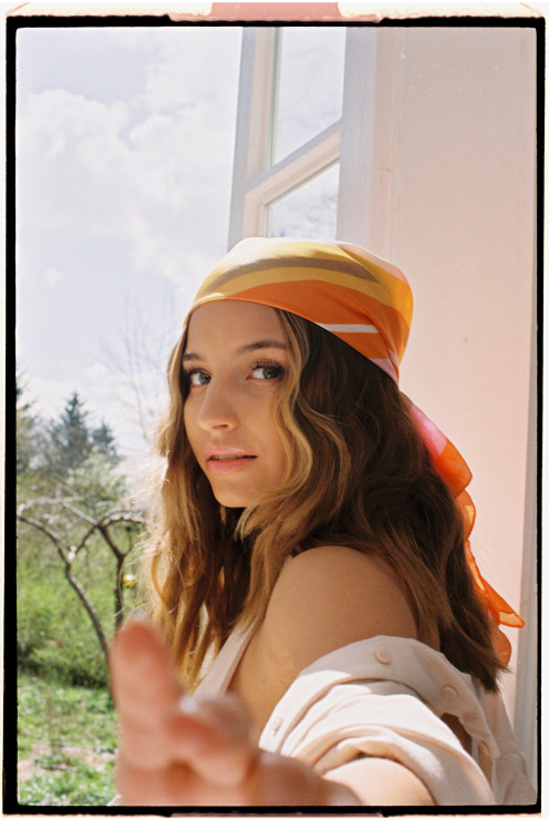 Julia Wieniawa w kampanii Stradivarius Summer Mantras na lato 2021.