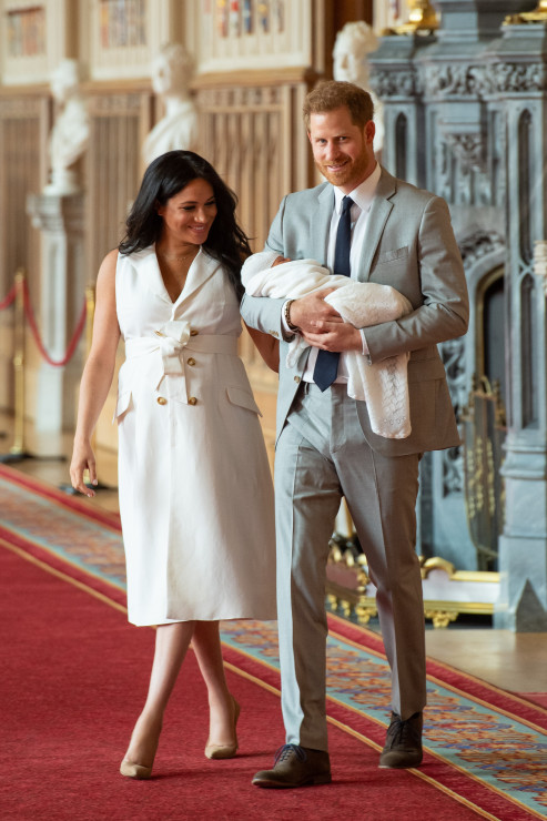 Dziecko Meghan Markle i księcia Harry'ego - syn pary przyszedł na świat w poniedziałek o godzinie 5:26 czasu londyńskiego.