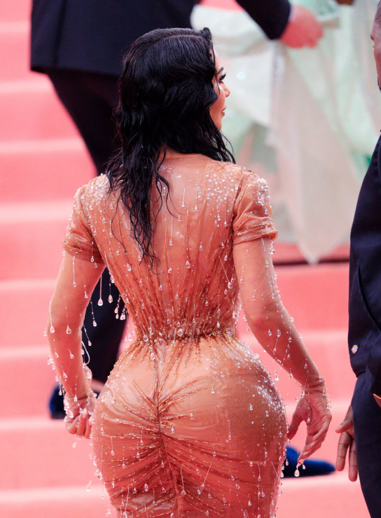 Met Gala 2019: Internauci zarzucili Kim Kardashian, że majstrowała coś przy talii.