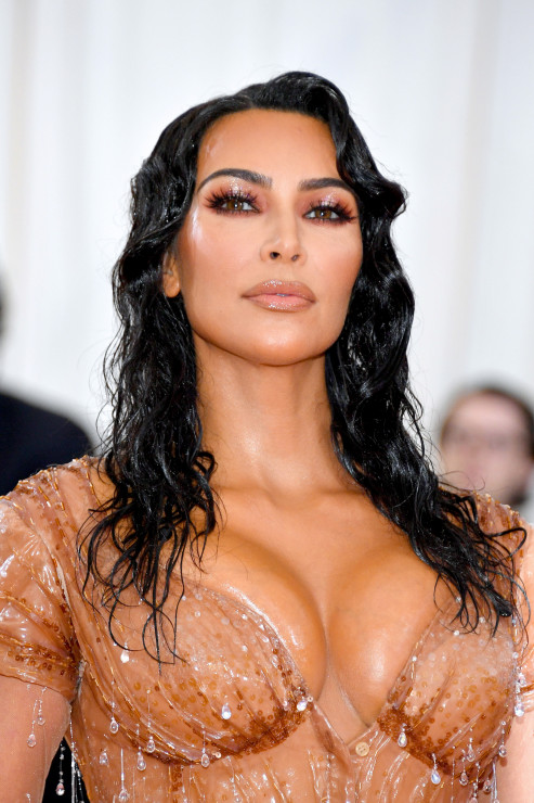 Met Gala 2019: Kim Kardashian i jej makijaż „wet look” autorstwa Mario Dedivanovica.