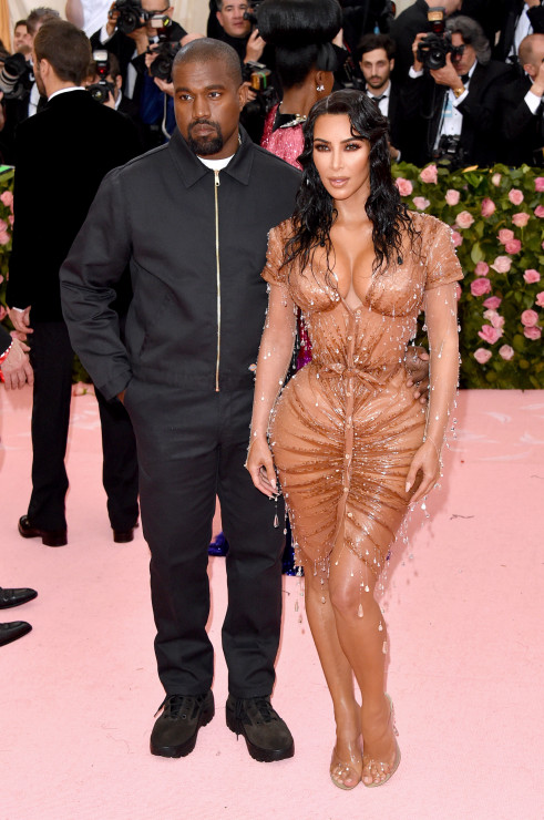 Met Gala 2019: Kim Kardashian na czerwonym dywanie pojawiła się w towarzystwie swojego męża, Kanye Westa.