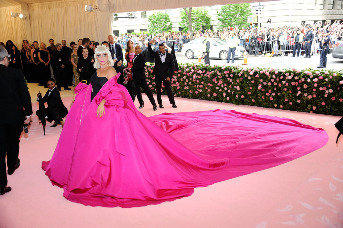 Met Gala 2019: Lady Gaga rozebrała się na czerwonym dywanie! Gwiazda przygotowała aż cztery kreacje